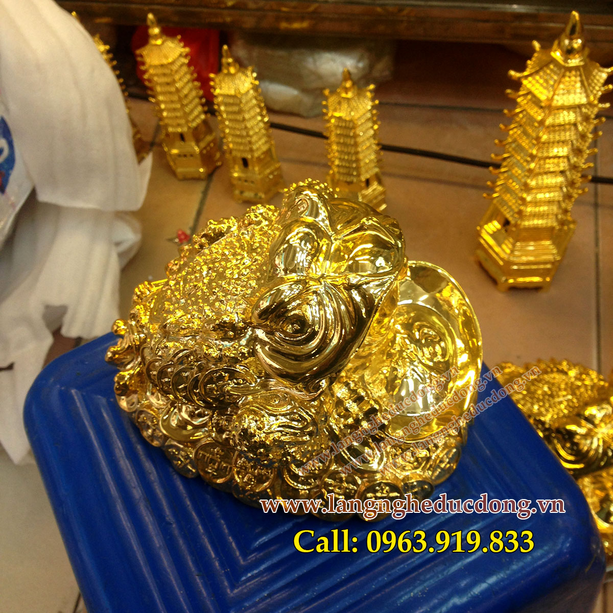 langngheducdong.vn - Cóc ba chân ngậm tiền phong thủy mạ vàng cao cấp cao 15cm
