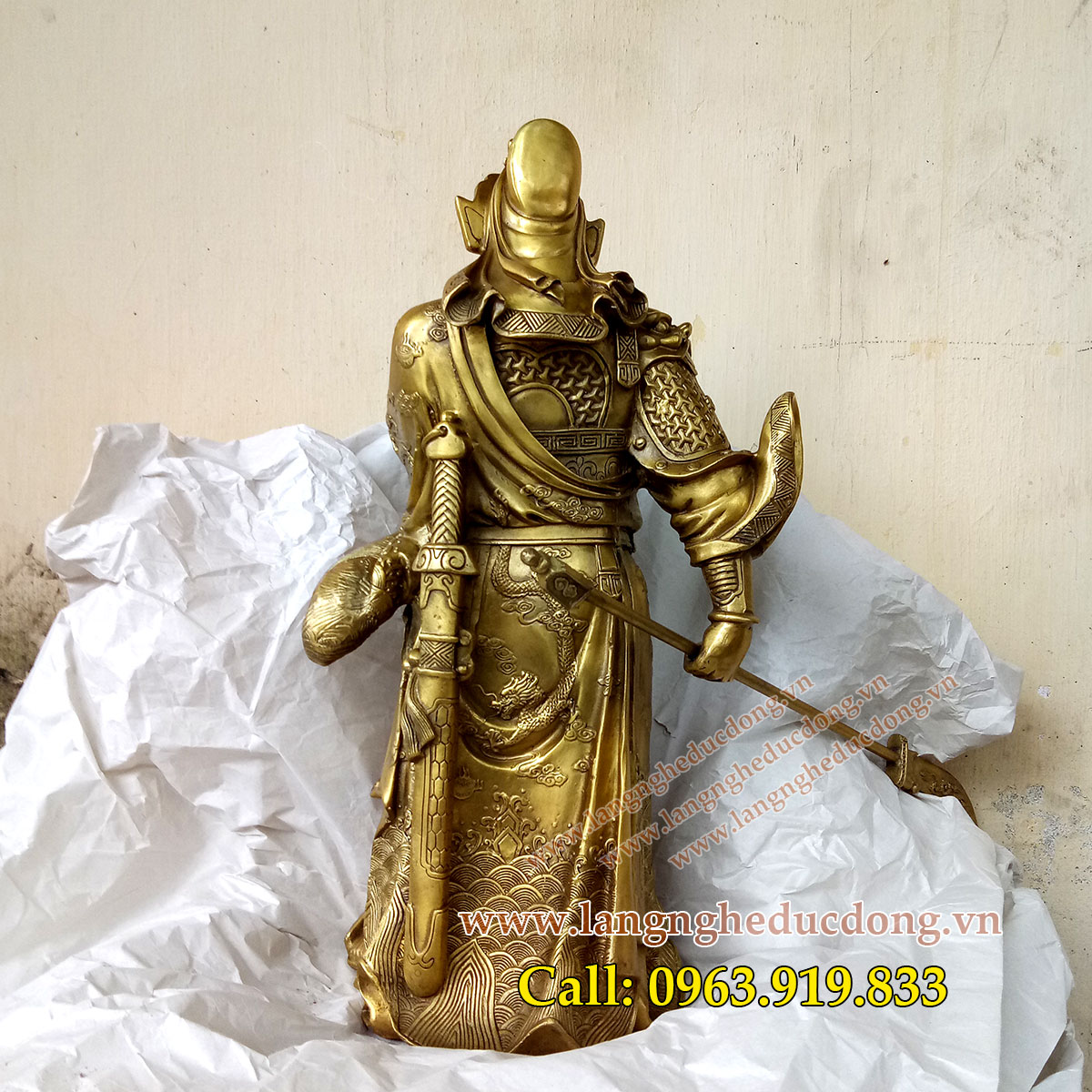 langngheducdong.vn - tượng quan công cầm đao, quan công bằng đồng vàng, quan công cao 50cm