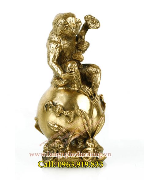 langngheducdong.vn - Tượng khỉ ngồi quả đào ôm gậy như ý 16cm