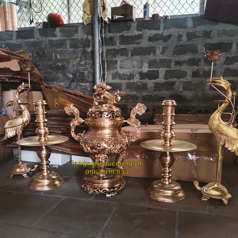 Bộ đỉnh đồng đỏ mẫu Song Long Chầu Nguyệt cao 60cm là lựa chọn phổ biến cho bàn thờ gia tiên có kích thước từ 1m76 đến 1m97