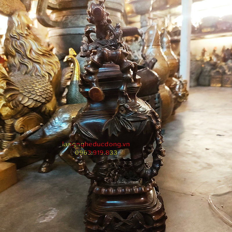 Mẫu xông trầm (đỉnh trầm) trúc 27cm giả cổ là loại lư xông trầm cao cấp bằng đồng vàng, được hun màu nâu giả cổ
