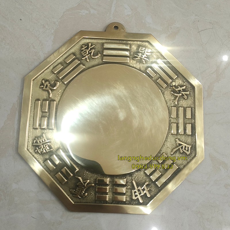 Gương cầu lồi bằng đồng vàng với đường kính 18cm là pháp bảo phong thủy mạnh mẽ