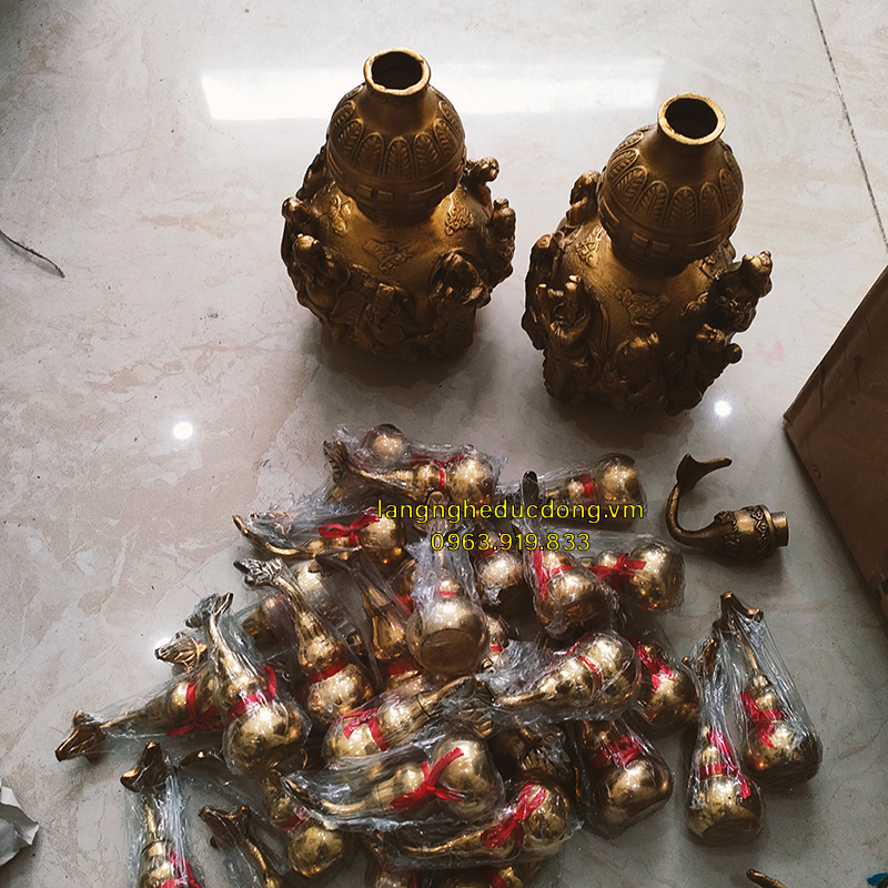 Hồ Lô Bát Tiên bằng đồng vàng cao 20cm là vật phẩm phong thủy hội tụ linh khí của 8 vị tiên huyền thoại