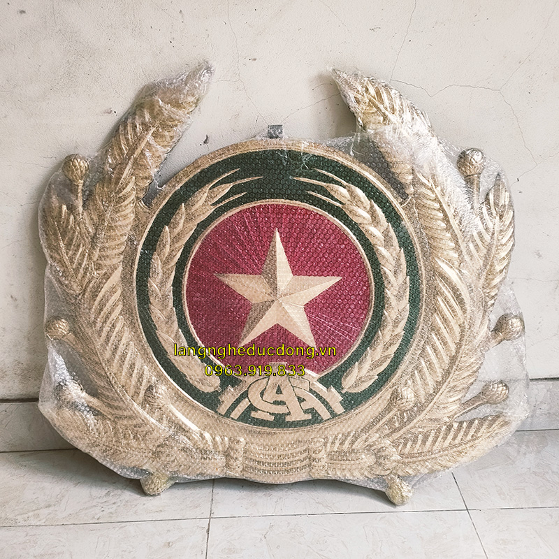 Huy hiệu Công an nhân dân bằng đồng vàng 90x105cm đồng 0.7ly