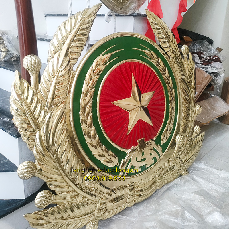 huy hiệu Công an Nhân dân kích thước 100x115cm, đồng lá thúc nổi độ dầy của đồng 0.8ly