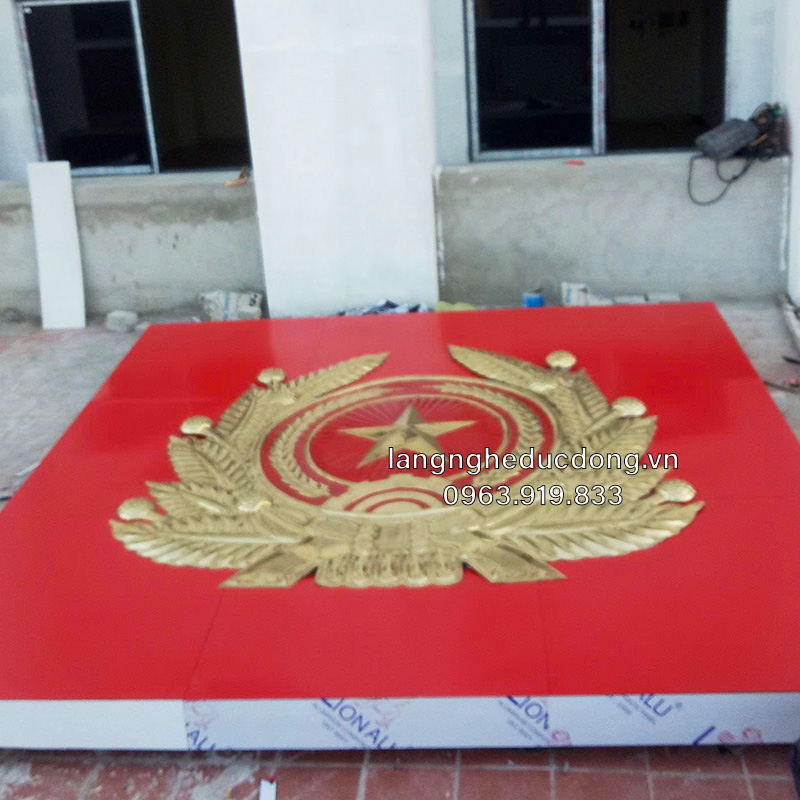 quân hiệu logo Quân đội Nhân dân Việt Nam được chế tác thúc nổi thủ công từ đồng vàng tấm, kích thước 250x270cm.