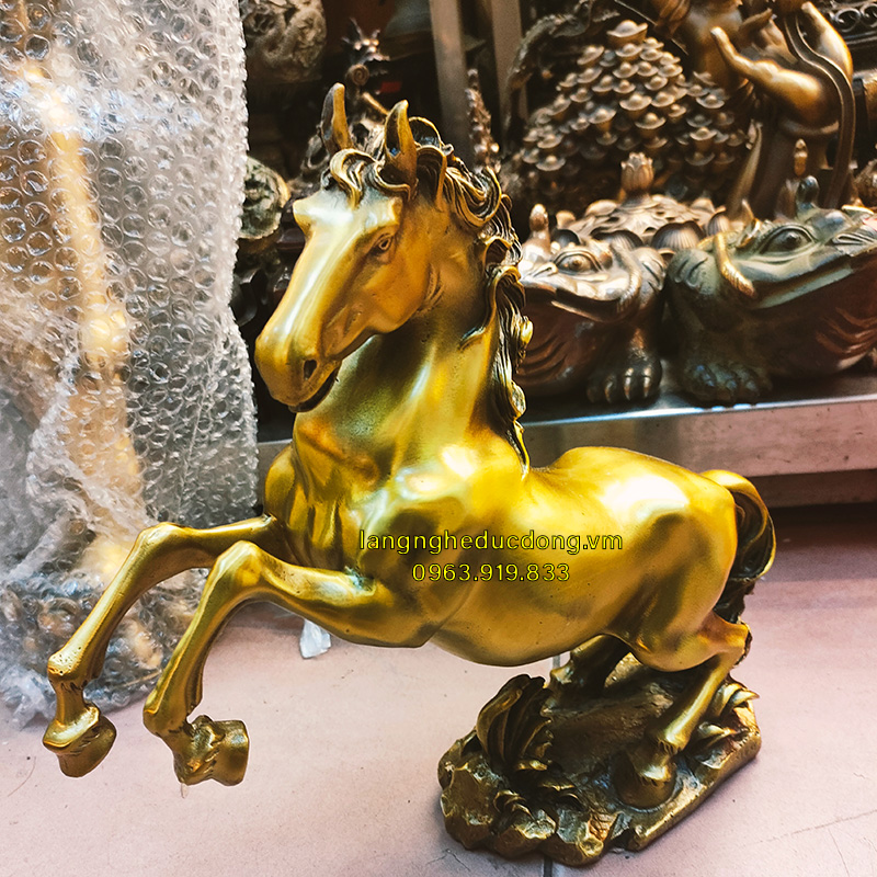 Tượng Ngựa Phi Nước Đại bằng đồng vàng cao 27cm vật phẩm phong thủy bằng đồng vàng