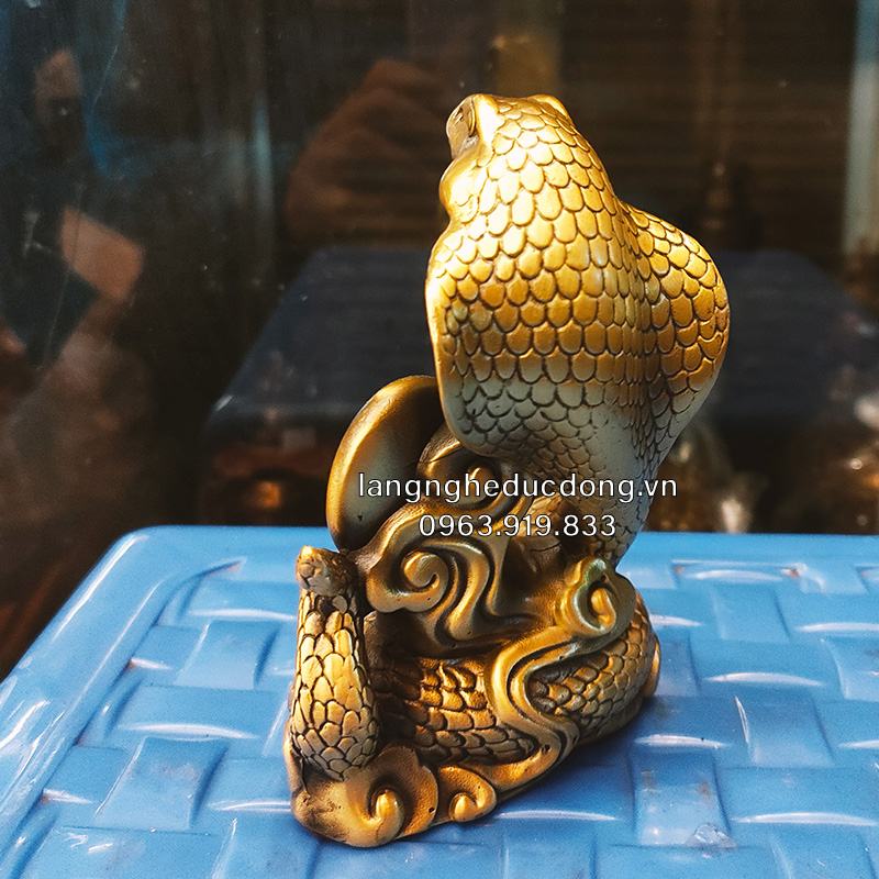 Tượng Rắn Phúc 18cm (Tỵ Tài Phúc): Hình ảnh rắn  thân có khắc chữ “Phúc” hoặc “Lộc” nhằm cầu mong sự thịnh vượng và bình an.